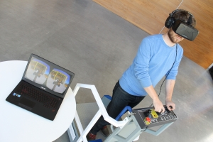 Personne utilisant un simulateur de véhicule de construction
