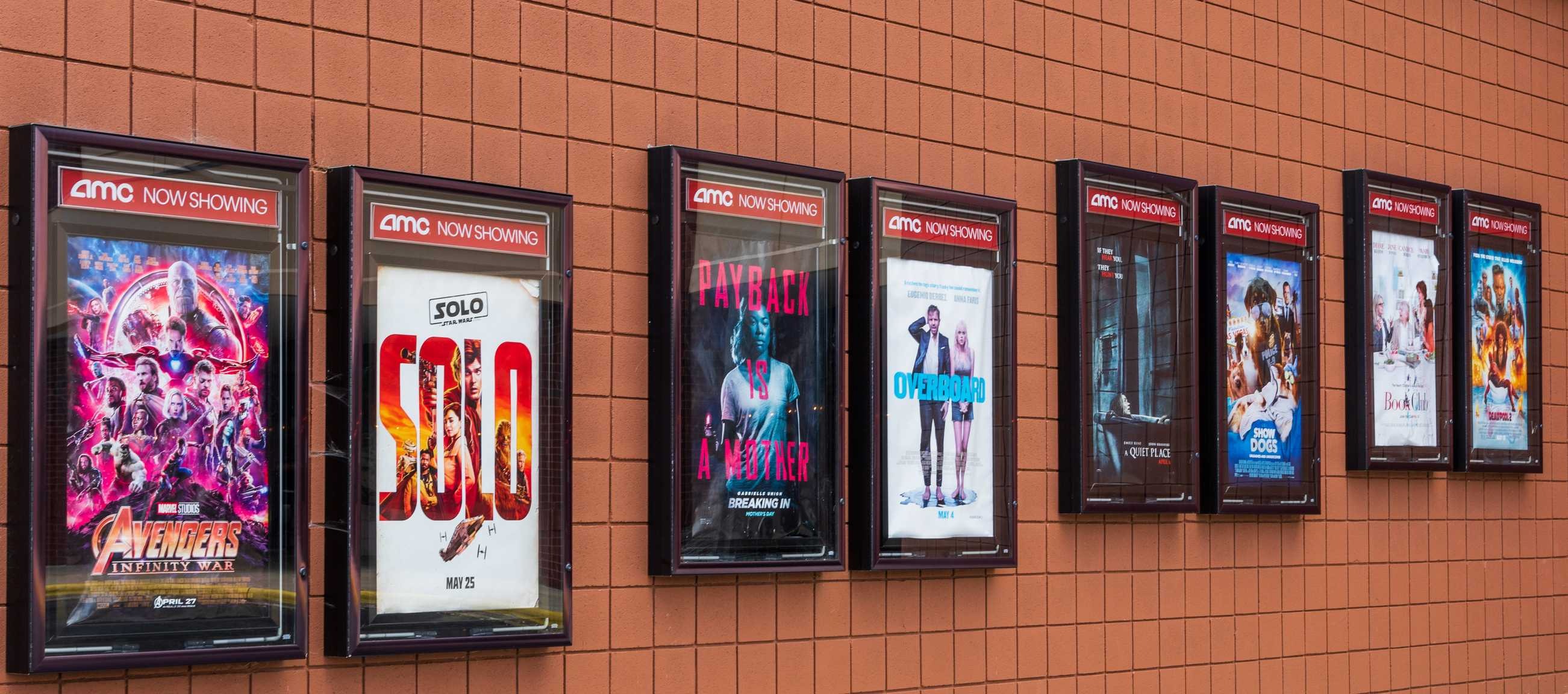 Des affiches de films dans le lobby d'un cinéma