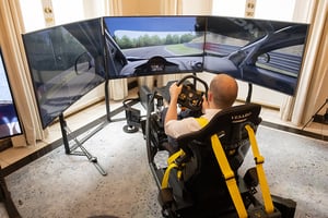 Homme utilisant un simulateur de course à l'événement médias de Londres