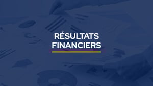 des documents financiers sur une table