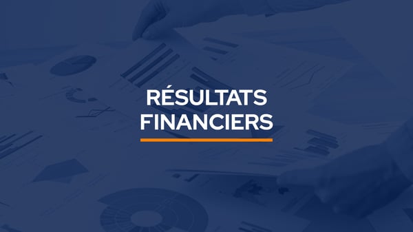 des documents financiers sur une table