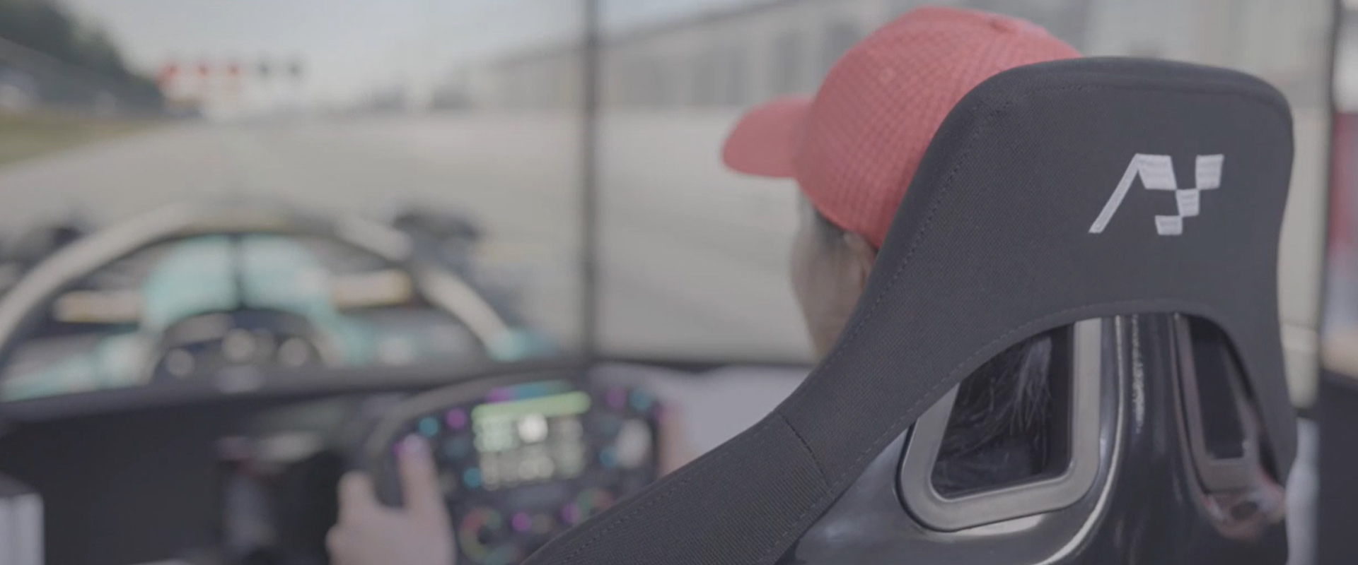 Un homme sur un simulateur de course