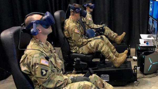 Des militaires portant des lunettes VR sur un simulateur pour s'entraîner