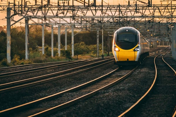 Train de banlieue sur les rails