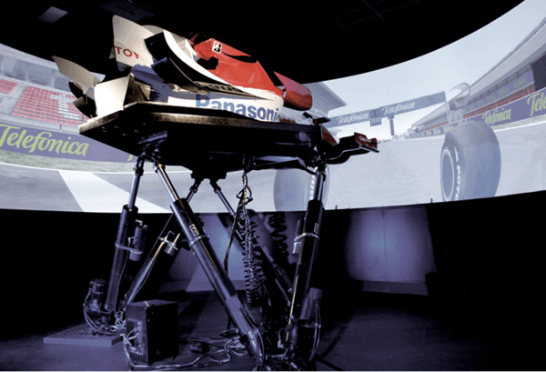 Un simulateur de course hissé dans les airs