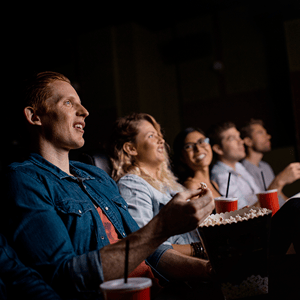 Une audience qui ecoute un film en cinema