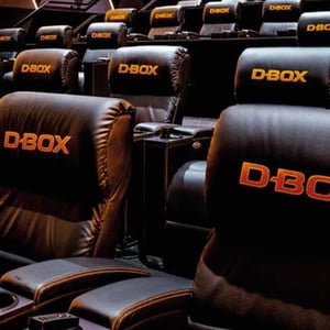 Des bancs D-BOX dans une salle de cinéma