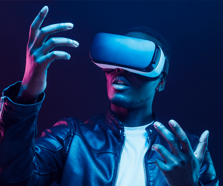 Homme utilisant un casque de réalité virtuelle