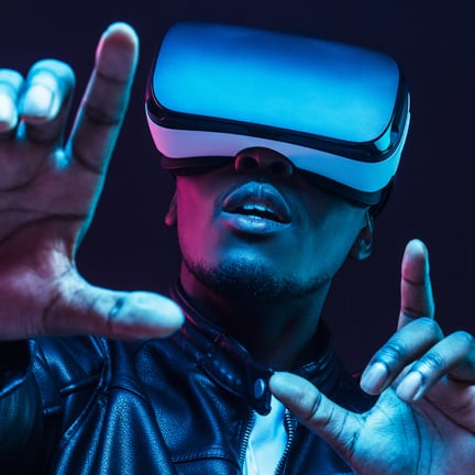 Personne utilisant un casque de réalité virtuelle