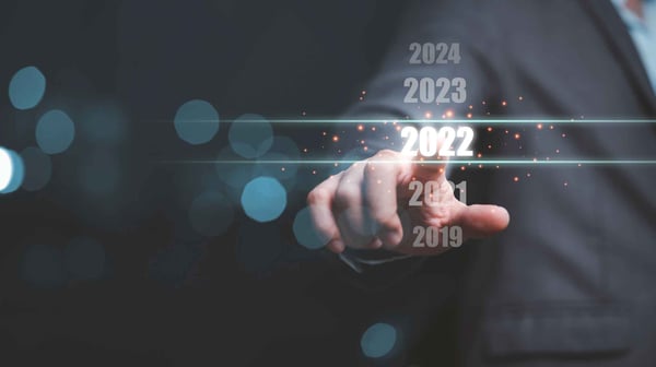 Doigt pointant sur l'an 2022