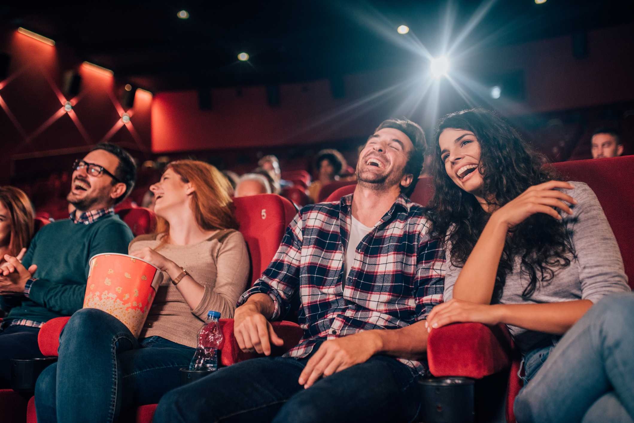 Couple riant au cinéma