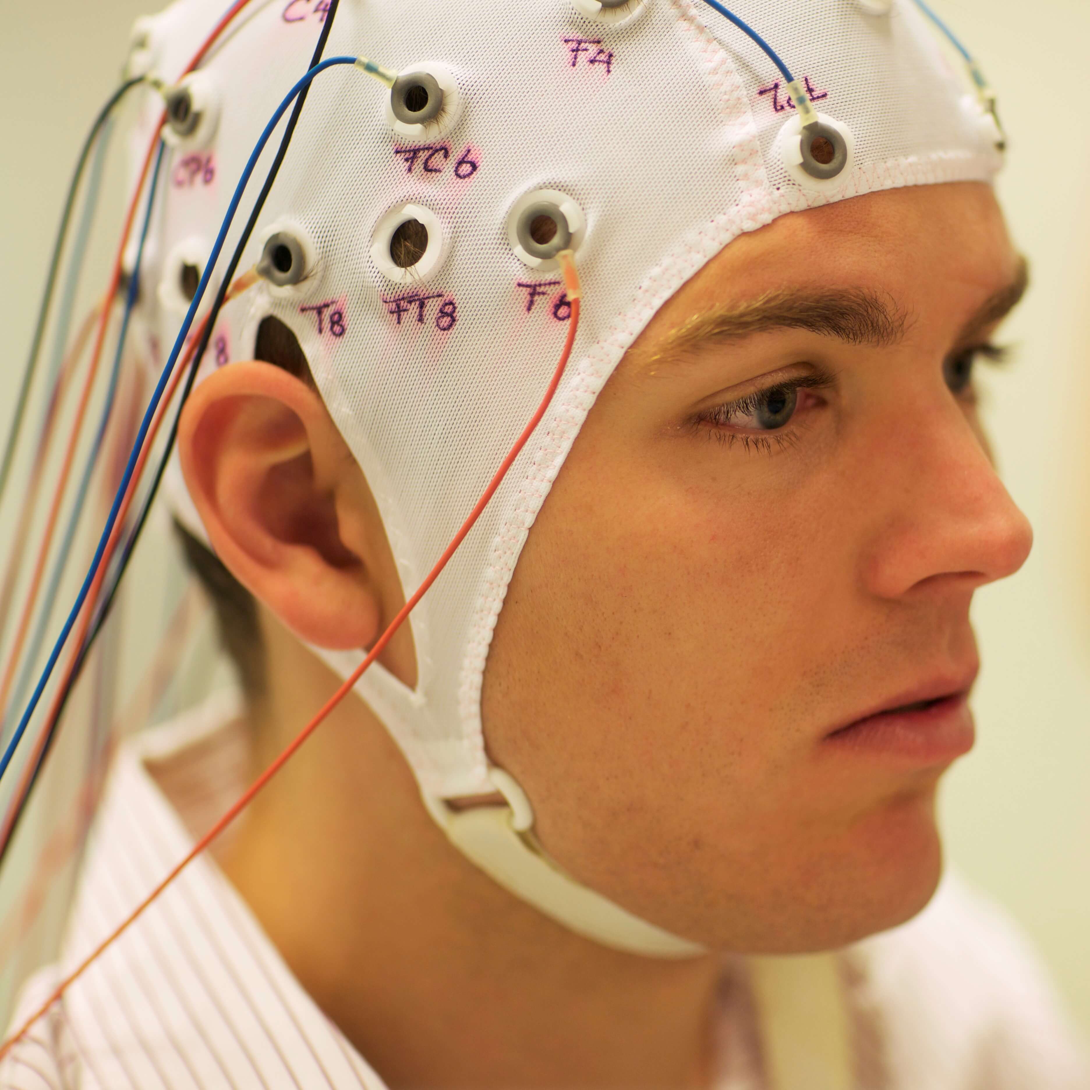 Homme connecté à un ordinateur par des câbles pour la science