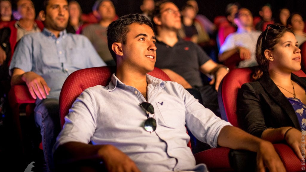 Un homme qui sourit dans un cinéma