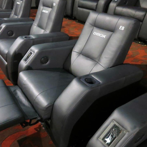 Des fauteuils inclinables haptiques D-BOX dans une salle de cinéma